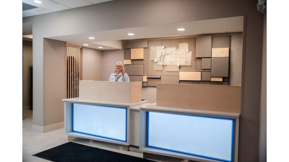 Holiday Inn Express Hotel & Suites Norfolk By Ihg Exterior photo