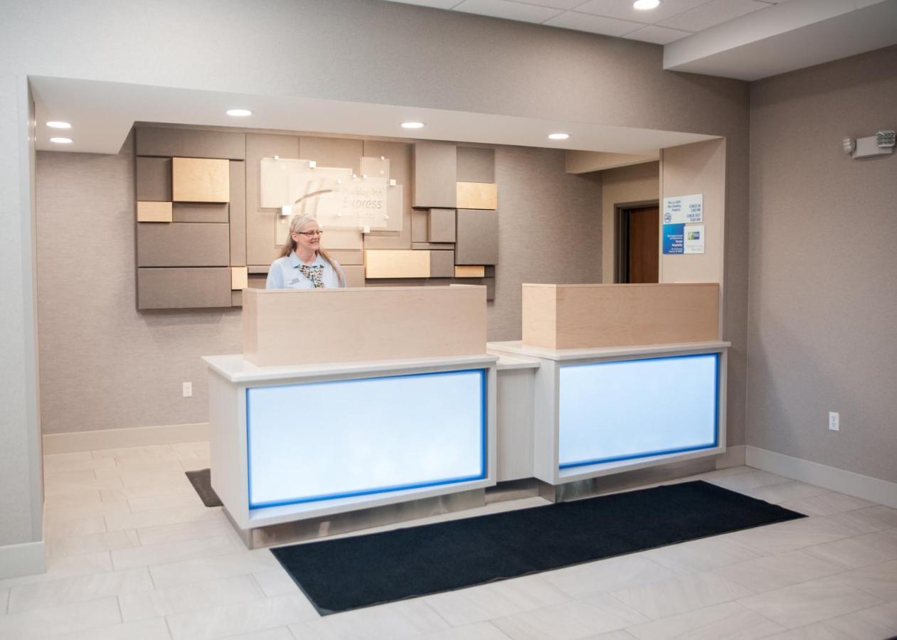Holiday Inn Express Hotel & Suites Norfolk By Ihg Exterior photo
