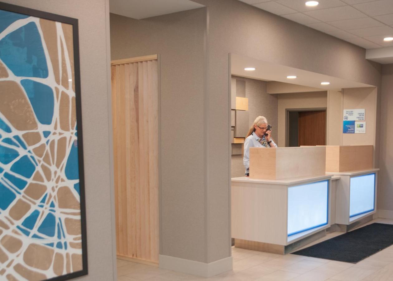 Holiday Inn Express Hotel & Suites Norfolk By Ihg Exterior photo