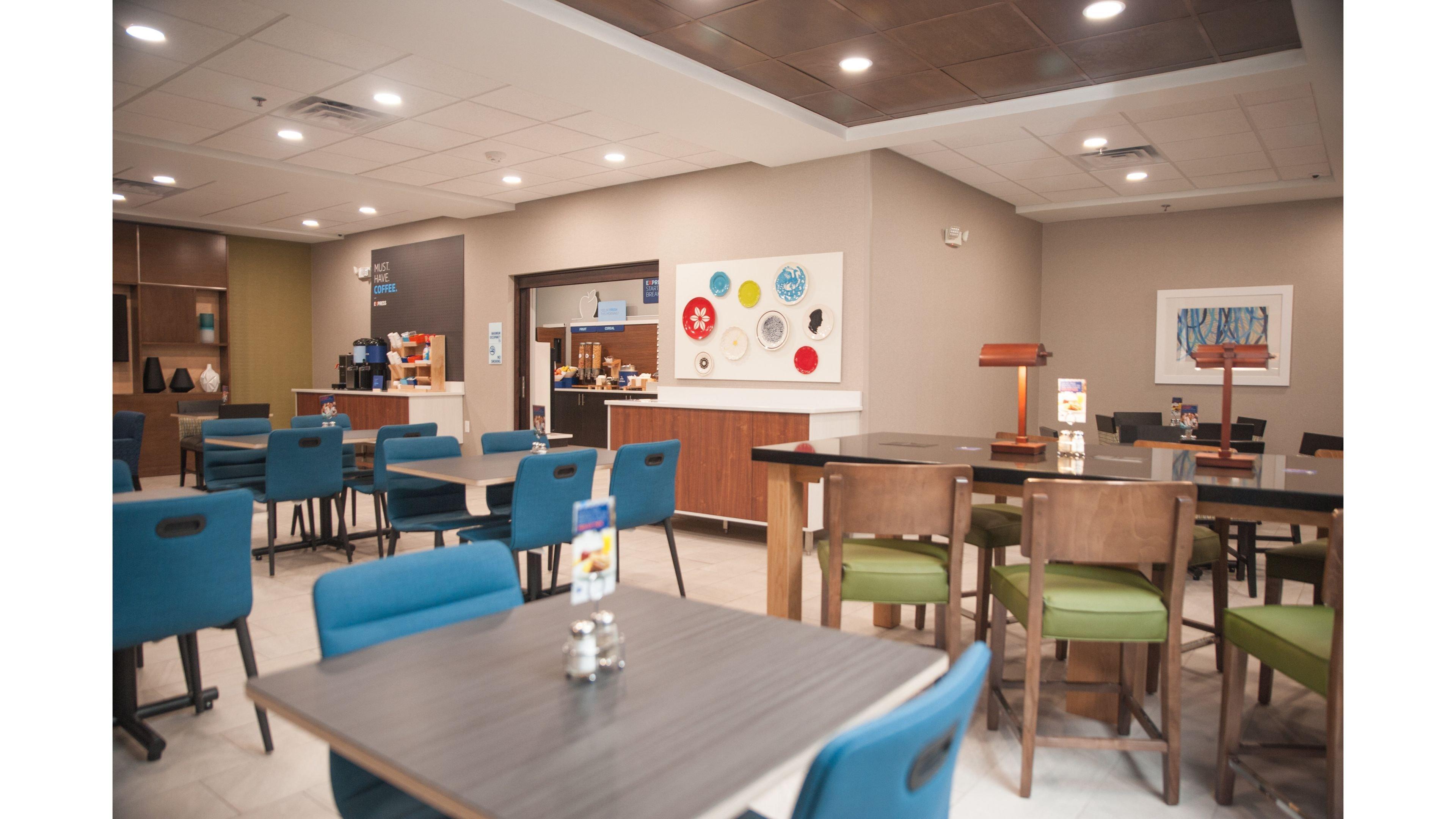 Holiday Inn Express Hotel & Suites Norfolk By Ihg Exterior photo