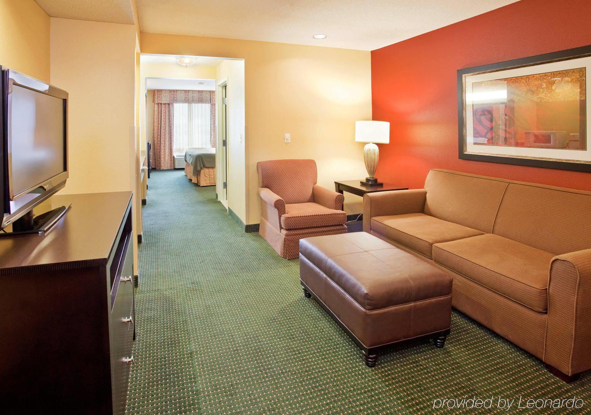 Holiday Inn Express Hotel & Suites Norfolk, An Ihg Hotel Room photo