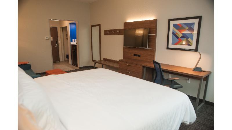Holiday Inn Express Hotel & Suites Norfolk By Ihg Exterior photo